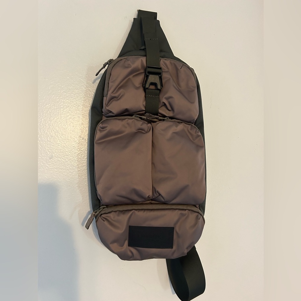 LIKE NEW Timbuk2 vapor sling bag color:cocoa